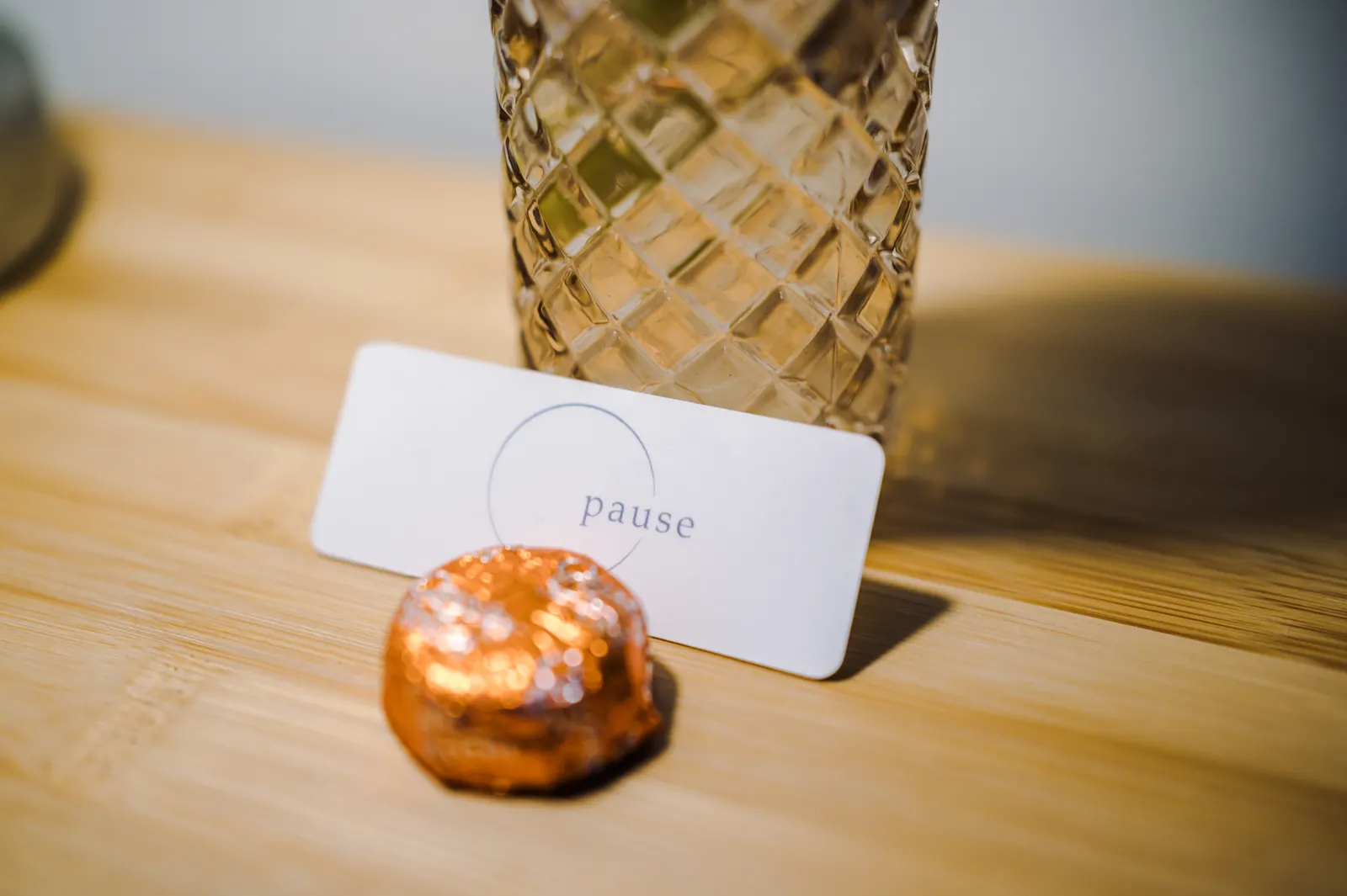 Welcome treat and handwritten pause card on the bedside table